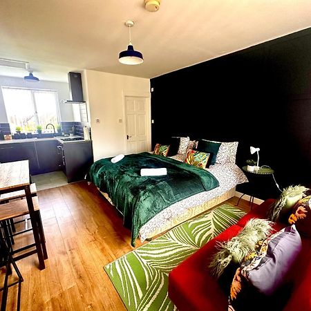 Studio Annexe By Papermill, Deeside - En-Suite, Heswall Bagian luar foto