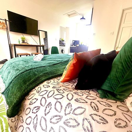 Studio Annexe By Papermill, Deeside - En-Suite, Heswall Bagian luar foto