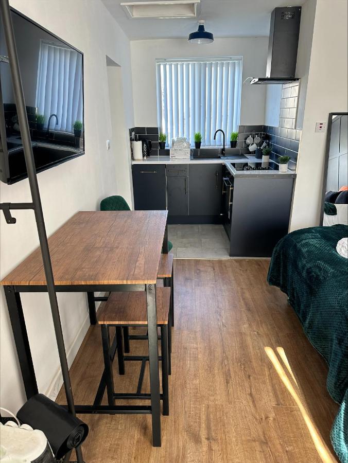 Studio Annexe By Papermill, Deeside - En-Suite, Heswall Bagian luar foto